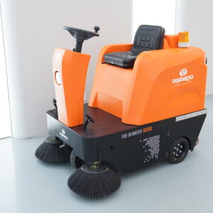 nCLEAN DAS 80 - zamiatarka z miejscem dla operatora dwuszczotkowa ze wstępnym zraszaniem